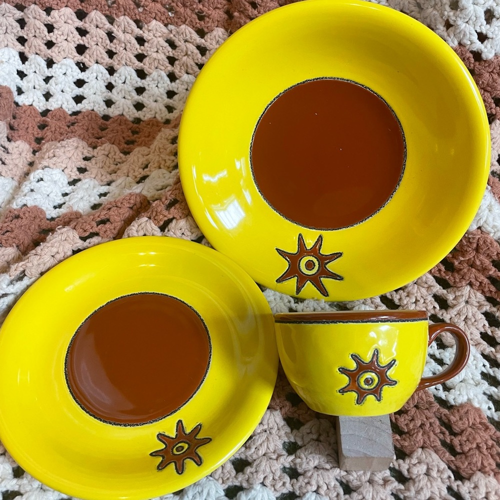 Bright yellow and brown one place setting Vega by Artesa unique rare